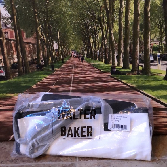 WALTER BAKER Day Tripper Tote - Picture 4 of 11